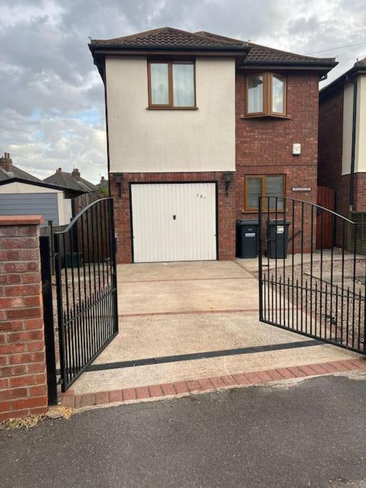 Entire -4 Bedrooms Detached House With Driveway Nottingham Exterior photo