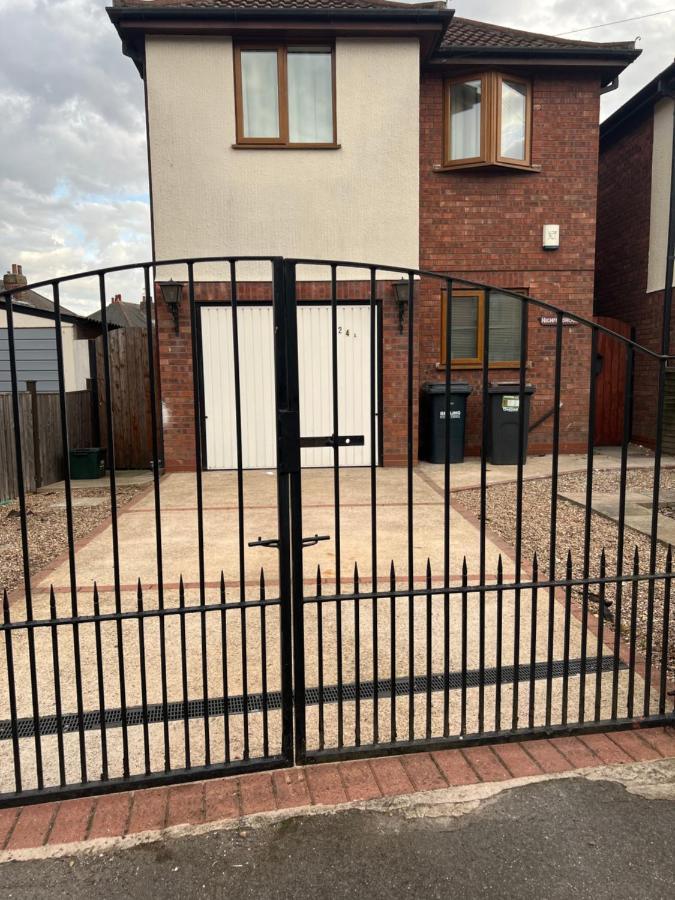 Entire -4 Bedrooms Detached House With Driveway Nottingham Exterior photo